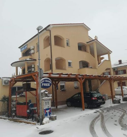 Unseres Haus im Winter mit Schnee