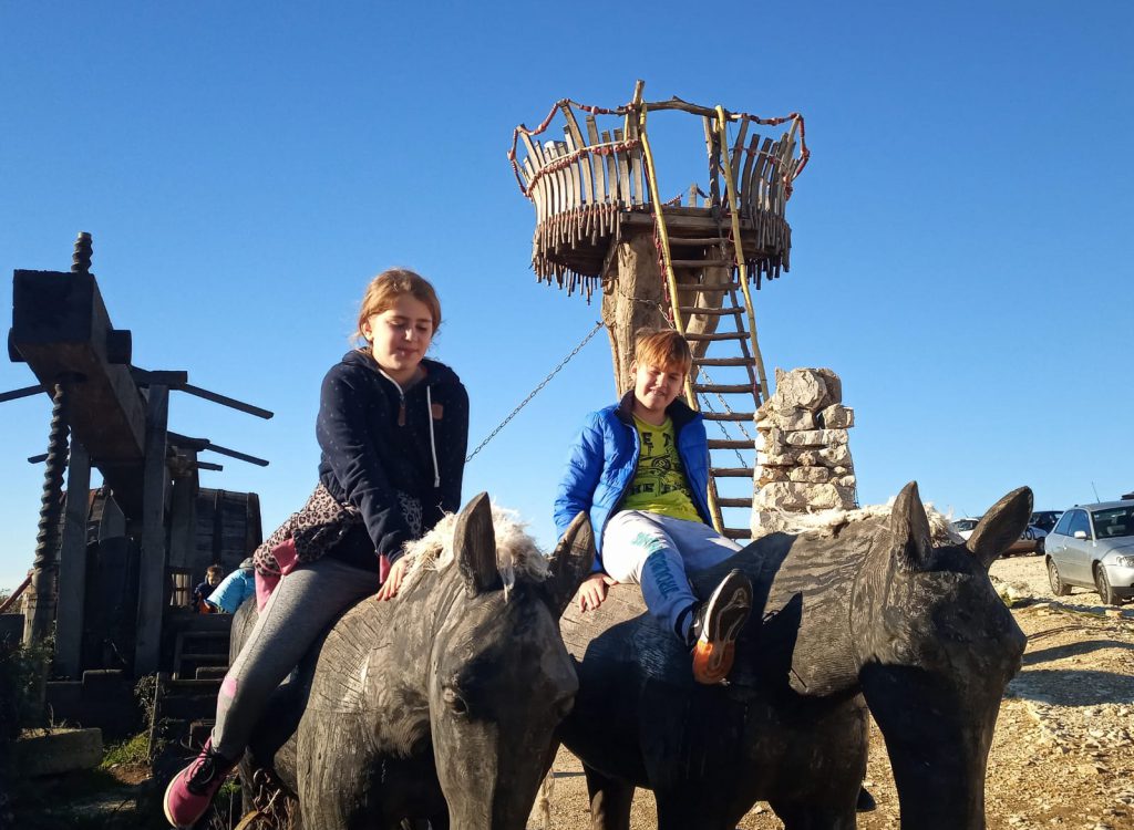 Sohn und Tochter auf Elephanten